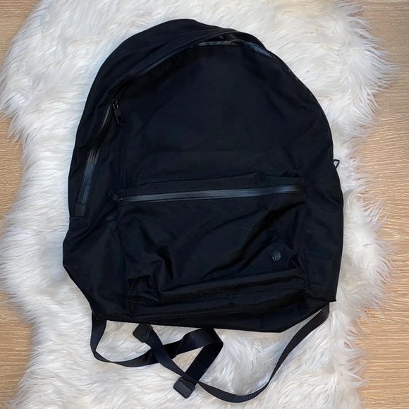 {lululemon} black mainstay backpack • 22L